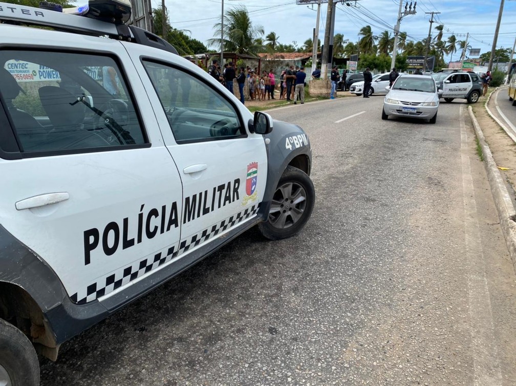 Homem foi executado a tiros dentro de carro na Avenida João Medeiros Filho, na Zona Norte de Natal. — Foto: Kleber Teixeira/Inter TV Cabugi