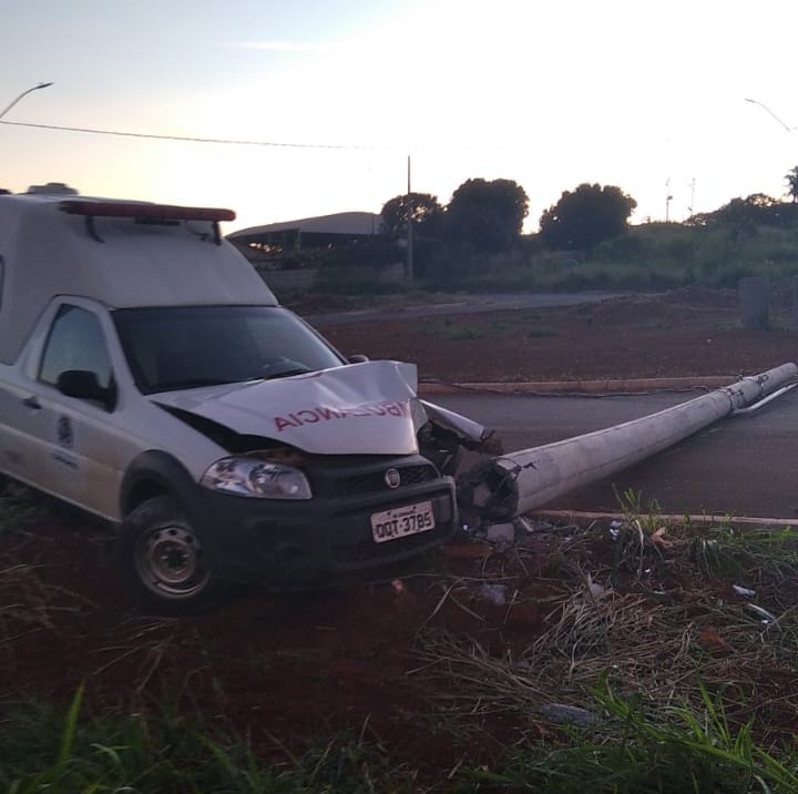 Criminoso furta ambulância, sofre acidente, rouba outro carro e bate de novo em Coromandel