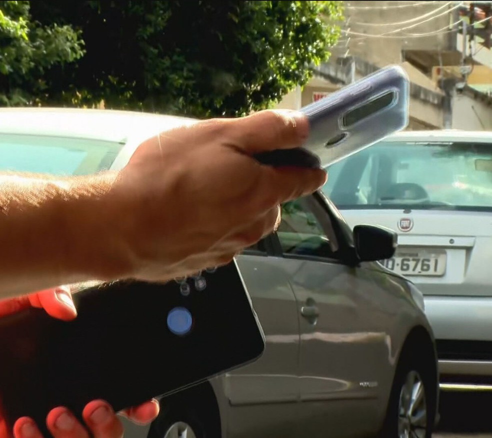 Vítima recuperou o aparelho roubado após 'deslize' do suspeito — Foto: Reprodução TV Globo