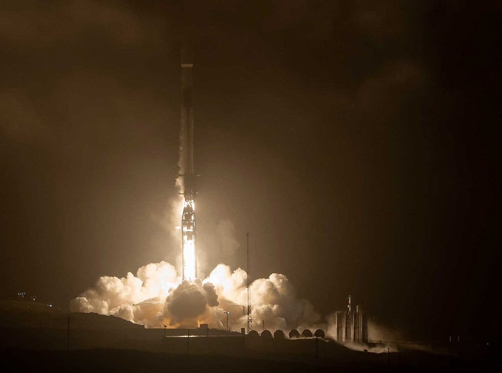 Foguete Falcon 9, da SpaceX, decola com sonda que irá se chocar contra asteroide — Foto: Bill Ingalls / NASA / via AFP Photo