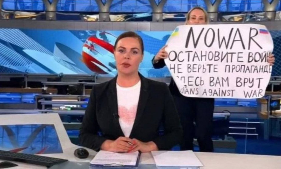 Marina Ovsyannikova com cartaz contra a guerra na Ucrânia durante jornal do Canal 1, da Rússia