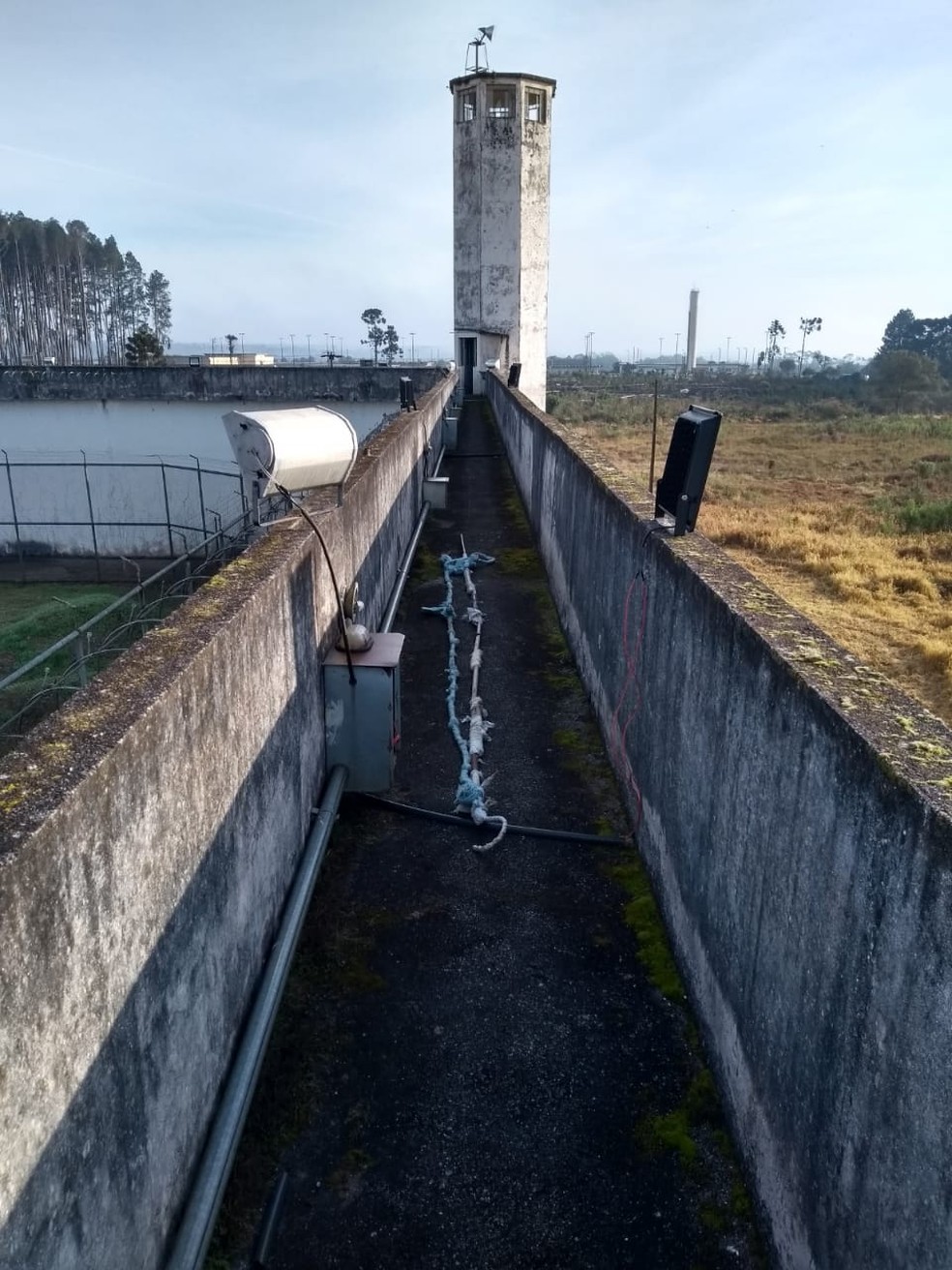 Imagens divulgadas pela PolÃ­cia Militar (PM) mostram que os presos usaram uma espÃ©cie de corda para passar pelos muros da penitenciÃ¡ria â Foto: PM/DivulgaÃ§Ã£o
