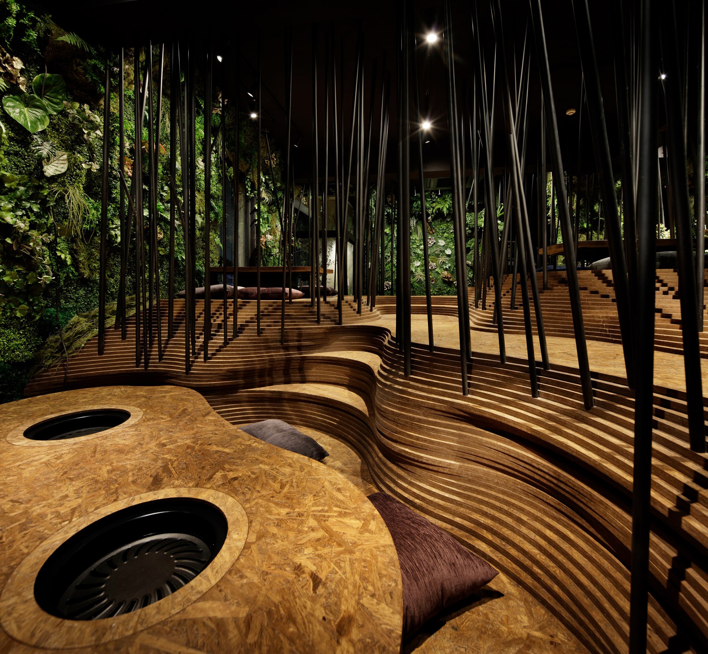Restaurante em Tóquio tem ambientes inspirados nas cavernas (Foto: Divulgação)