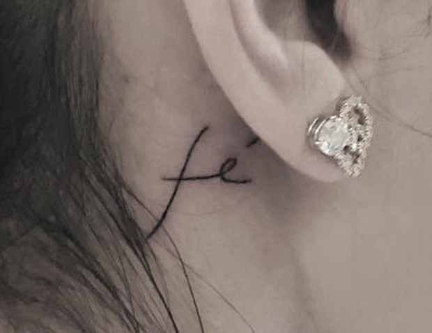 Bruna Marquezine e tatuagem com a palavra fé (Foto: Reprodução/Instagram)