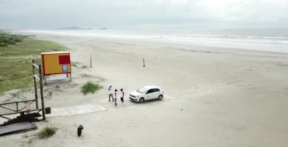 Matinhos e Pontal do Paraná proibiram o acesso às praias. — Foto: Cesar Ramires