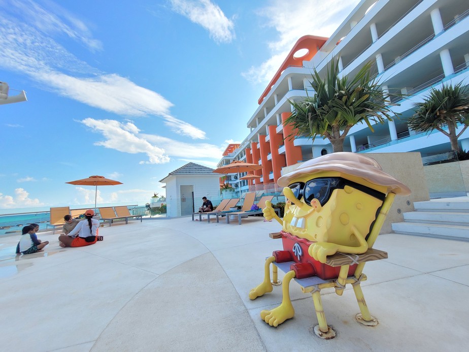 Estátua mostra um Bob Esponja 'praiano' na área das piscinas do Seaside Building, o prédio onde ficam os quartos do Nickelodeon Resort & Hotel Riviera Maya, em Cancún