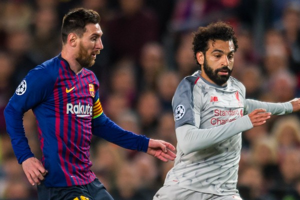 Lionel Messi, quando ainda atuava pelo Barcelona, em disputa de bola com Mohamed Salah, do Liverpool, em partida da UEFA Champions League 2018-2019 (Foto: Getty Images)