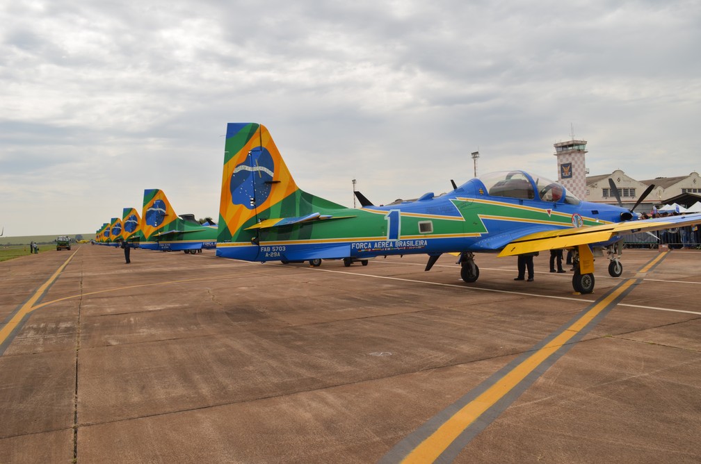 Aviões da Esquadrilha da Fumaça no Domingo Aéreo na AFA em 2022 — Foto: Ana Marin/g1