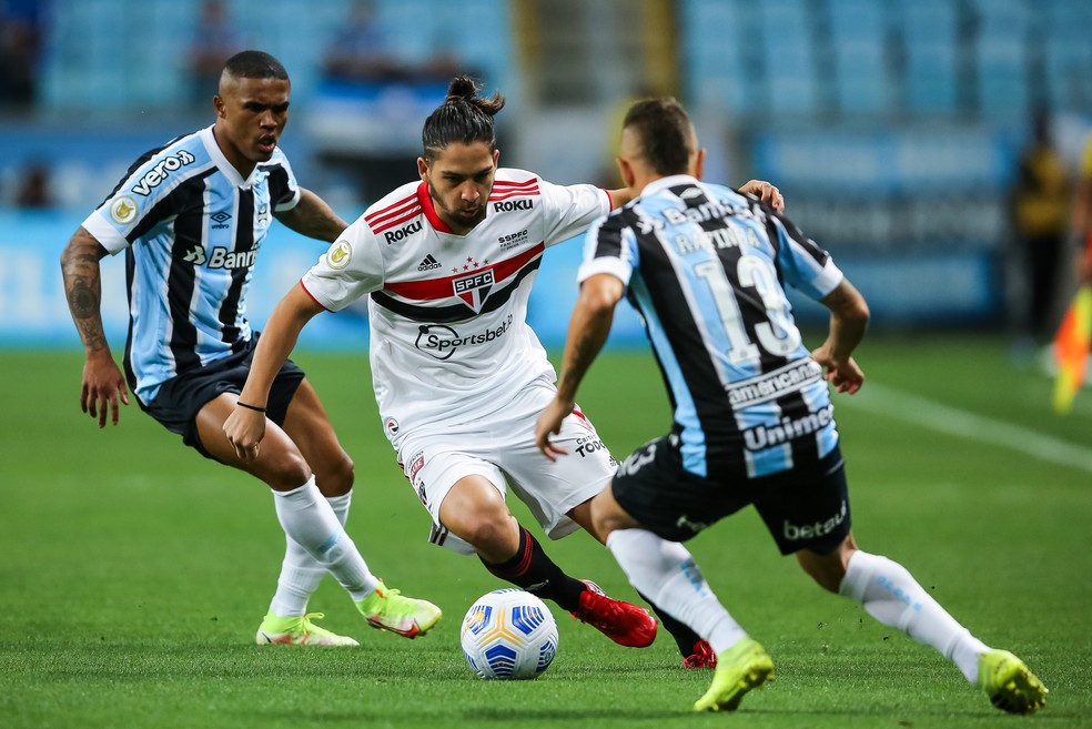 Benítez atuando pelo São Paulo contra o Grêmio — Foto: Pedro H. Tesch/AGIF