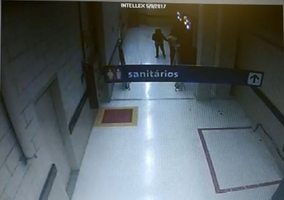 Câmeras de segurança registraram o momento em que uma das suspeitas de matar a idosa saca o dinheiro em um caixa eletrônico. (Foto: Divulgação/Polícia Civil)