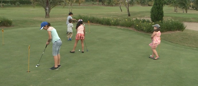 Crianças praticam golfe em Bananeiras, na Paraíba (Foto: Reprodução / TV Paraíba)