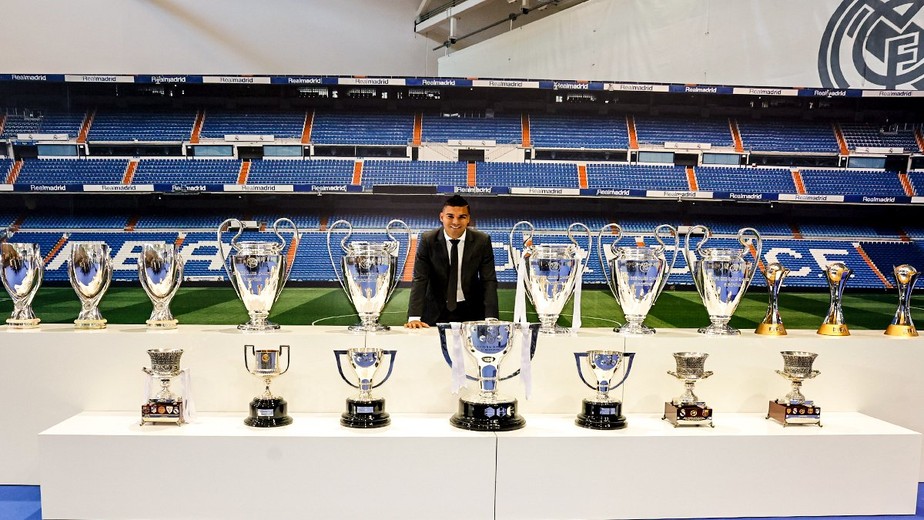 Em homenagem do Real Madrid, Casemiro posou com todas as taças que conquistou pelo clube