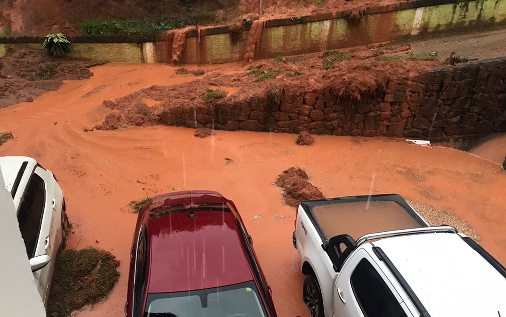 Chuva causa deslizamento de terra e hóspedes de hotel ficam ilhados em Extrema, MG  — Foto: Eduardo Pires