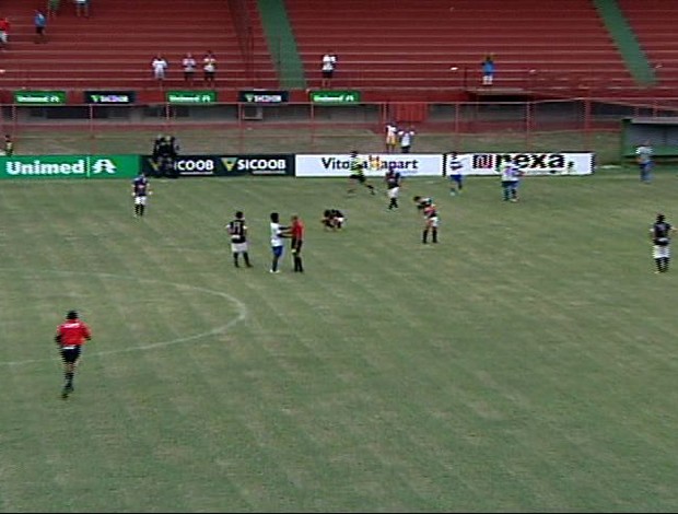 Jogadores alvinegros cabisbaixos após o apito final, na derrota que rebaixou o Rio Branco-ES (Foto: Reprodução/TV Gazeta)