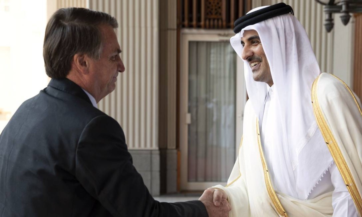 Ex-presidente Jair Bolsonaro esteve com o emir do Qatar, o xeique Tamim bin Hamad al-Thani, em Doha, na primeira viagem oficial ao território árabe — Foto: AFP