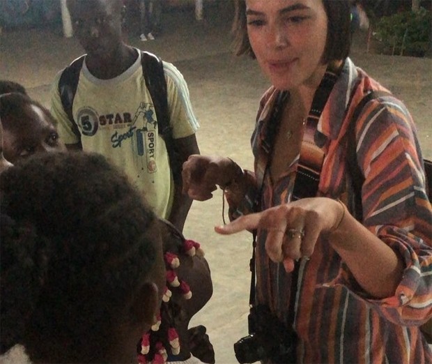 Bruna Marquezine com crianças africanas (Foto: Reprodução/Instagram)