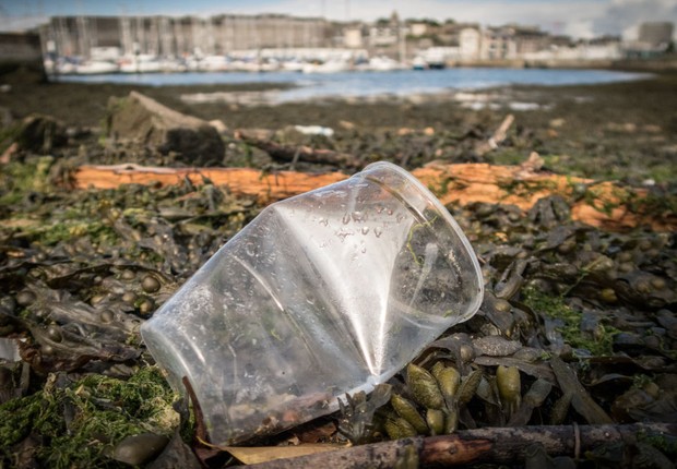 Copo de plástico descartado na praia de Plymouth no Reino Unido ; poluição ambiental ; lixo ;  (Foto: Matt Cardy/Getty Images)