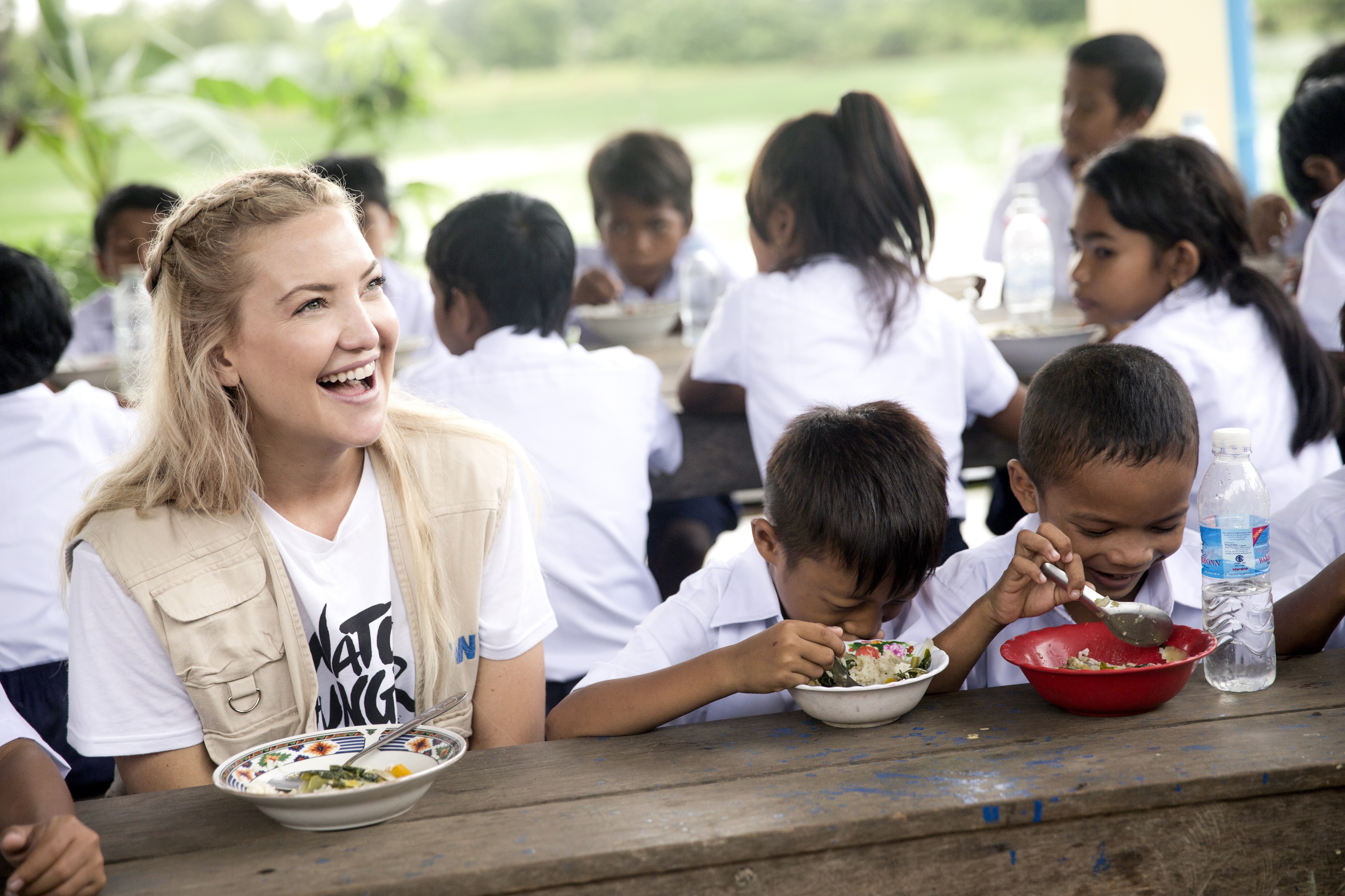 Kate Hudson visita Camboja na campanha Watch Hunger Stop (Foto: Divulgação)