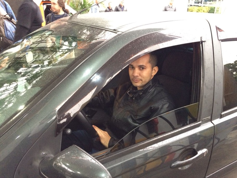 Gildeon dos Santos, motorista que passou a madrugada em fila de posto para abastecer com gasolina pela metade do preço (Foto: Marina Pinhoni/G1)