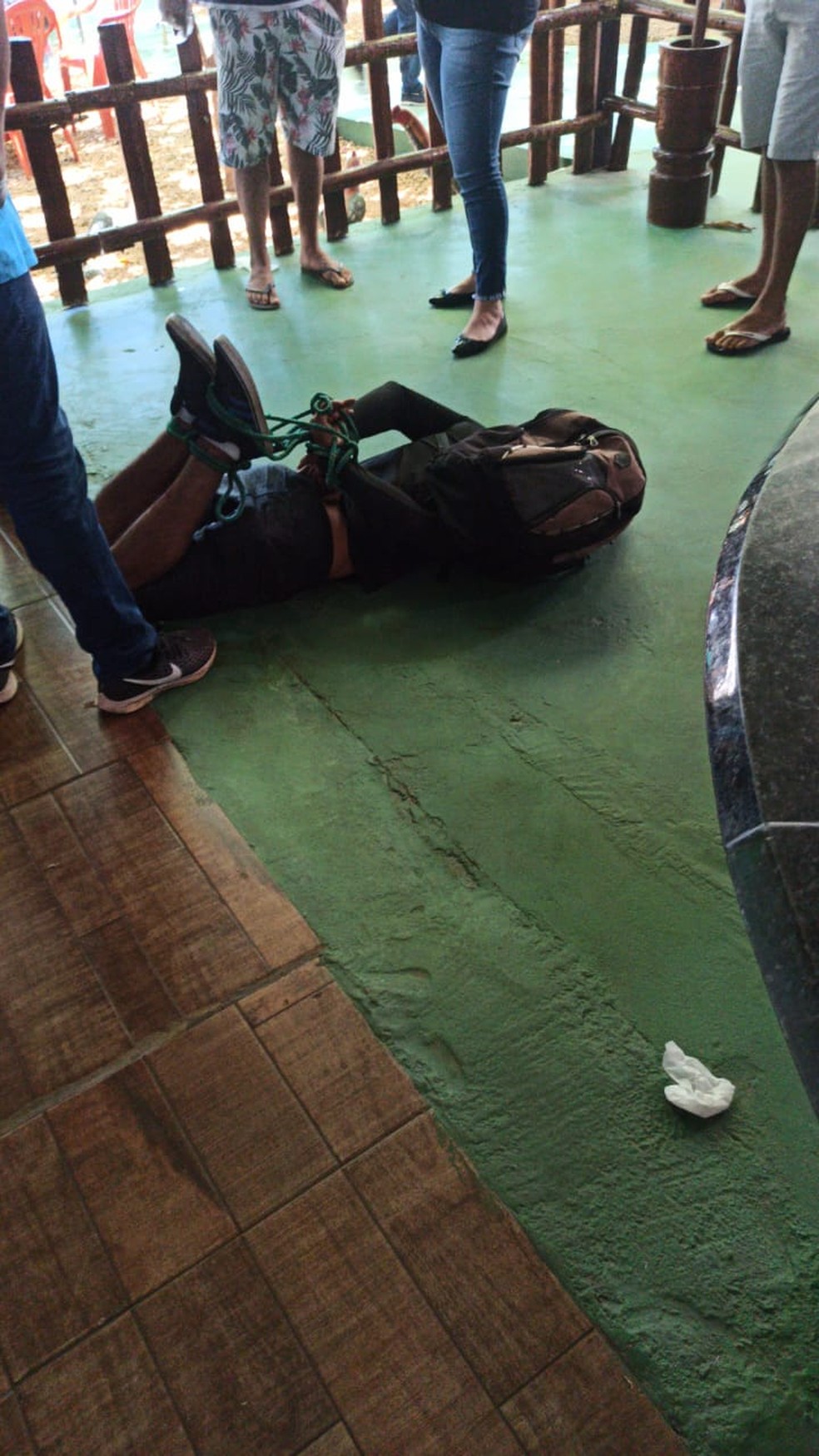 Homem foi imobilizado após tentar se matar — Foto: Divulgação