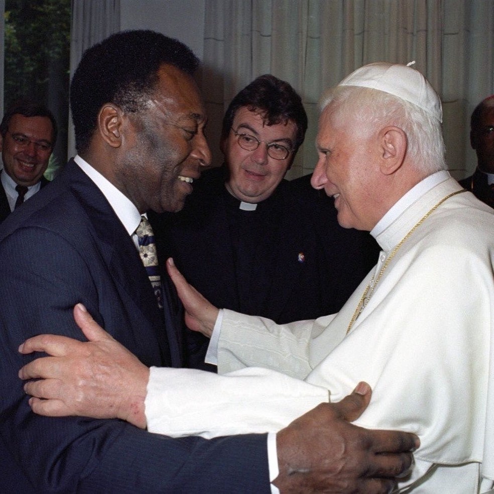Vaticano homenageia Pelé com fotos ao lado de Papas | Brasil | Época  NEGÓCIOS