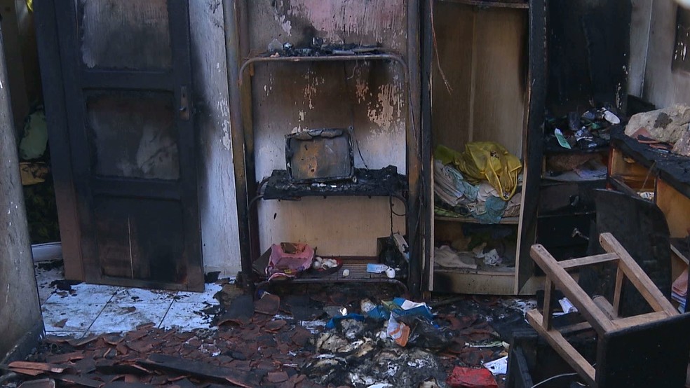 ResidÃªncia dos idosos apÃ³s incÃªndio, em Queimadas, PB â€” Foto: ReproduÃ§Ã£o/TV ParaÃ­ba