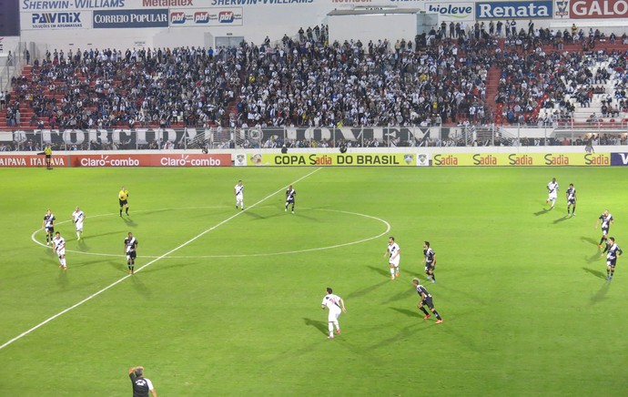 Trio de ataque e de defesa do Vasco x Ponte (Foto: Raphael Zarko)