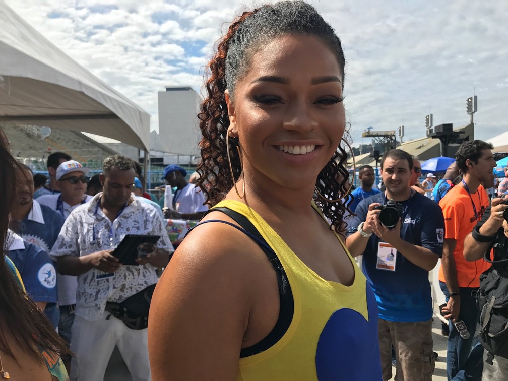 Juliana Alves, rainha da bateria da Unidos da Tijuca crê no sucesso com o enredo sobre Miguel Falabella. 'A gente vai bem', destacou na Praça da Apoteose (Foto: Cristina Boeckel/G1)
