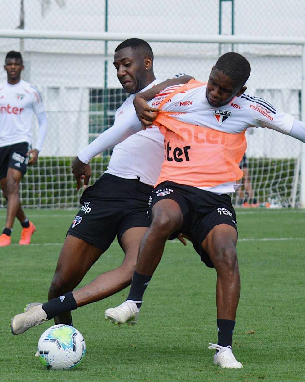 Toró e Carneiro disputam bola em treino do São Paulo — Foto: Divulgação/São Paulo