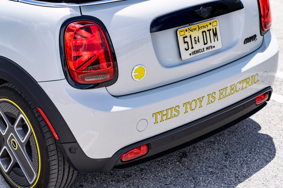 Detalhes são idênticos aos do Mini Cooper elétrico hatch — Foto: Divulgação