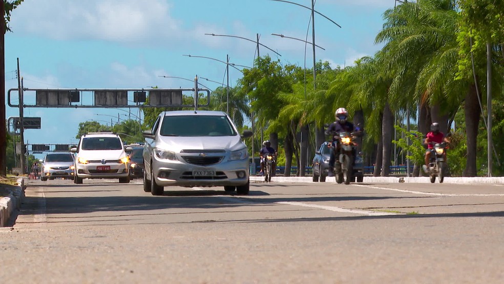 Carros e motos circulam pela Avenida Governador Agamenon Magalhães, no Recife, nesta segunda-feira (11) — Foto: Reprodução/TV Globo
