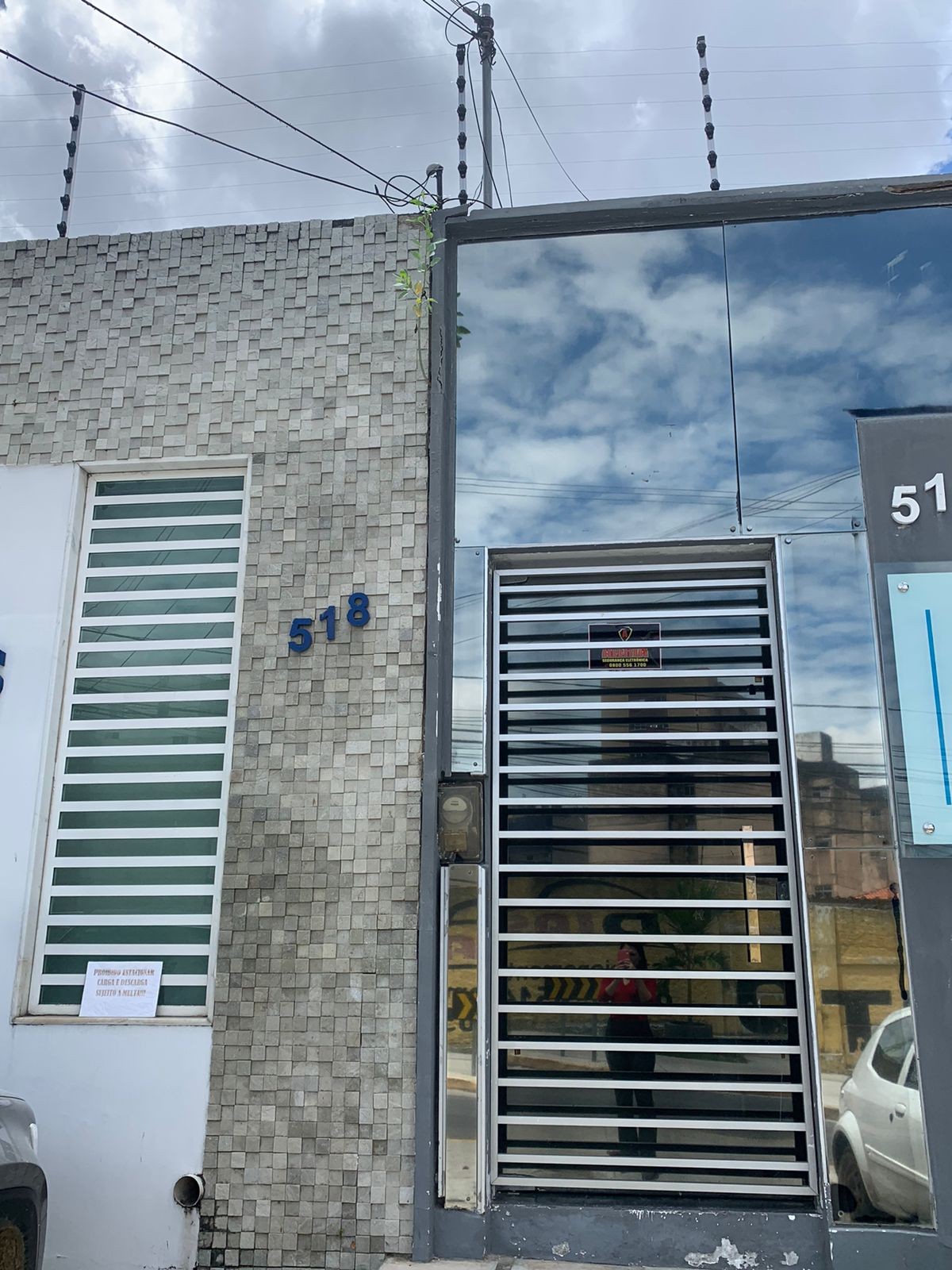 Dupla arromba telhado de escritório e distribuidora e furta aparelhos eletrônicos, em Campina Grande