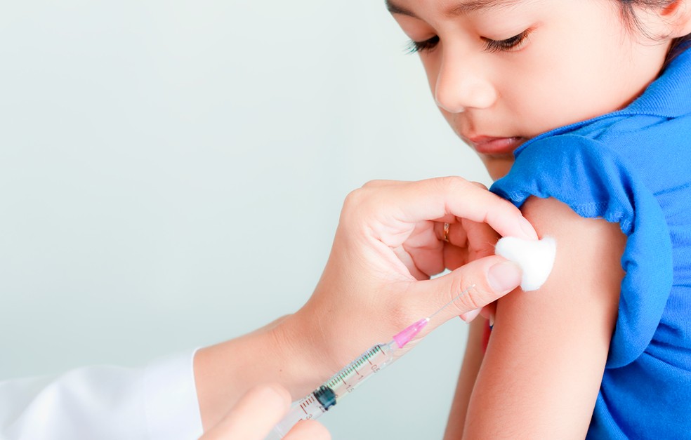 Criança toma a vacina contra a Covid-19  — Foto: Freepik