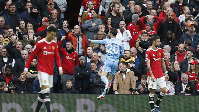 Bernardo Silva comemora gol do City sobre o Manchester United. Bruno Fernandes e Cristiano lamentam