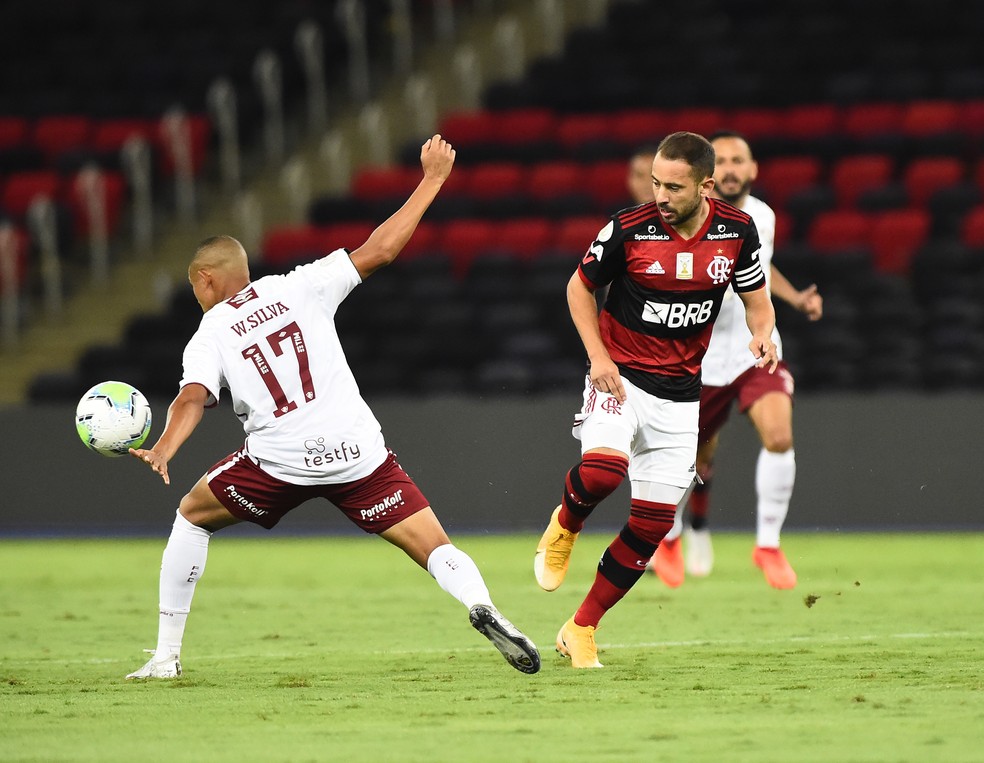 Ceni defendeu Everton Ribeiro e lembrou que ele fez a jogada do primeiro gol do Flamengo — Foto: André Durão / ge