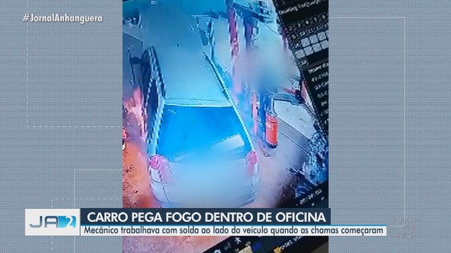 Carro pega fogo durante conserto dentro de oficina