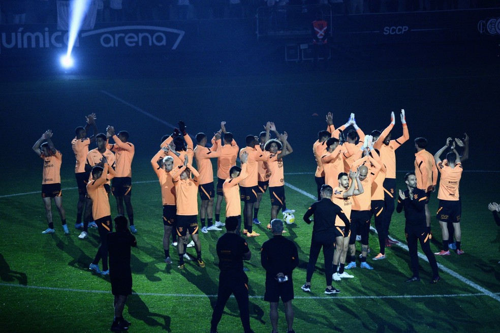 Elenco do Corinthians aplaude torcida na Arena — Foto: Marcos Ribolli