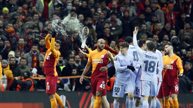 Torcedores arremessaram objetos em Galatasaray x Barcelona