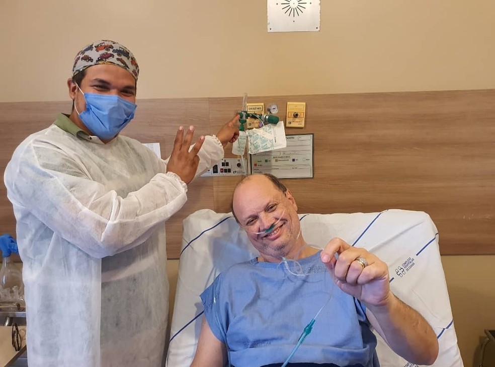 Andersen Navarro e o fisioterapeuta Diego Souza comemoram a melhora no quadro de saúde do jornalista — Foto: Arquivo pessoal