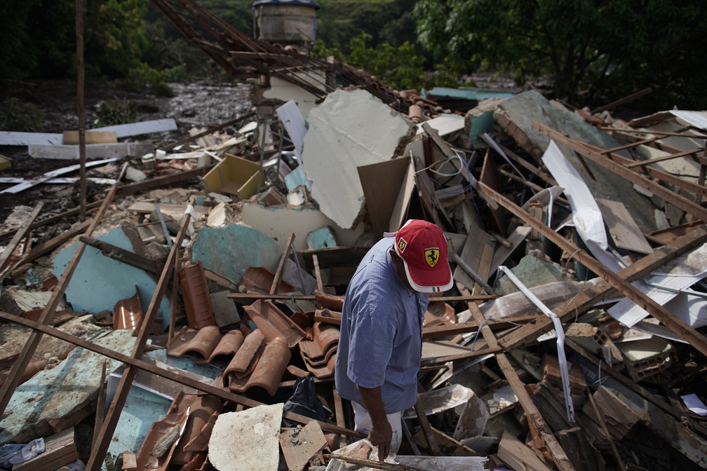 Homem em meio aos escombros de casa, que foi destruÃ­da depois do rompimento da barragem da Vale em Brumadinho. â Foto: Leo Correa/AP