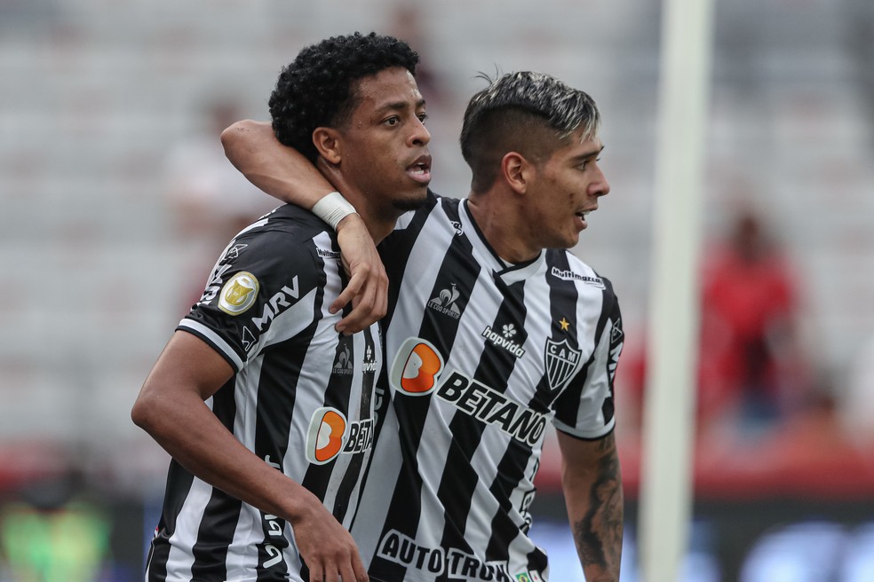 Keno e Zaracho comemoram gol da vitória do Galo contra o Athletico-PR — Foto: Pedro Souza/Atlético-MG 