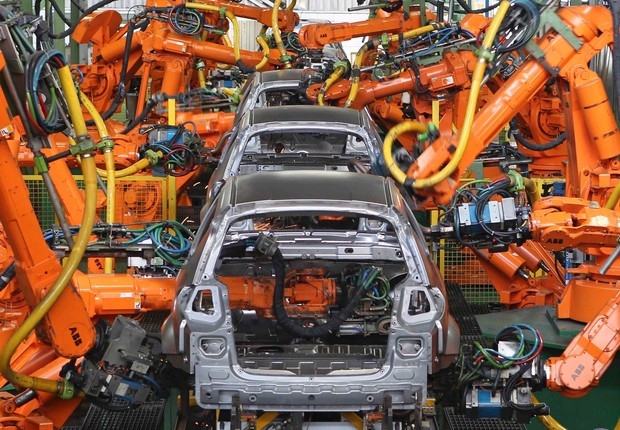 Robôs soldam carros em linha de produção de carros da Ford  (Foto: Divulgação)