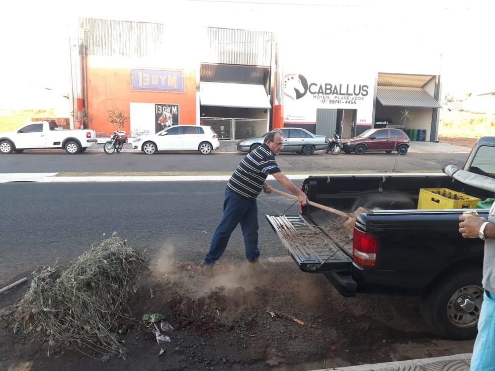 Comerciante se revoltou com entulho deixado na frente de lanchonete de Fernandópolis e levou lixo até a prefeitura (Foto: Luiz Carlos Fanti/Arquivo Pessoal)