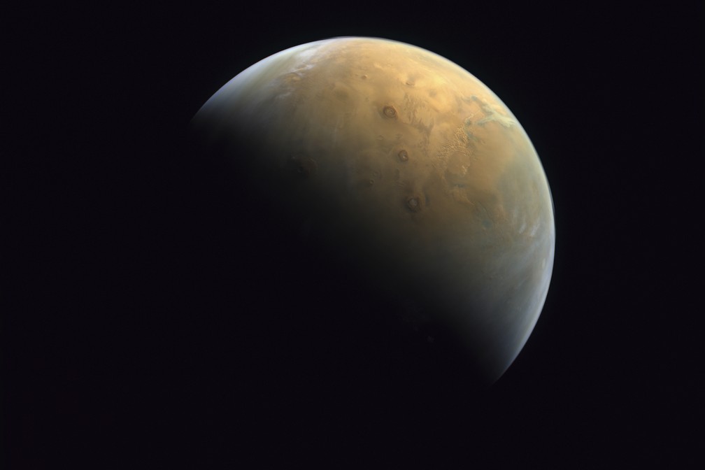 Marte, o planeta vermelho, em foto de fevereiro de 2021 feita sonda "Amal" (ou Esperança) dos Emirados Árabes Unidos. — Foto: Mohammed bin Rashid Space Center/UAE Space Agency, via AP, Fil
