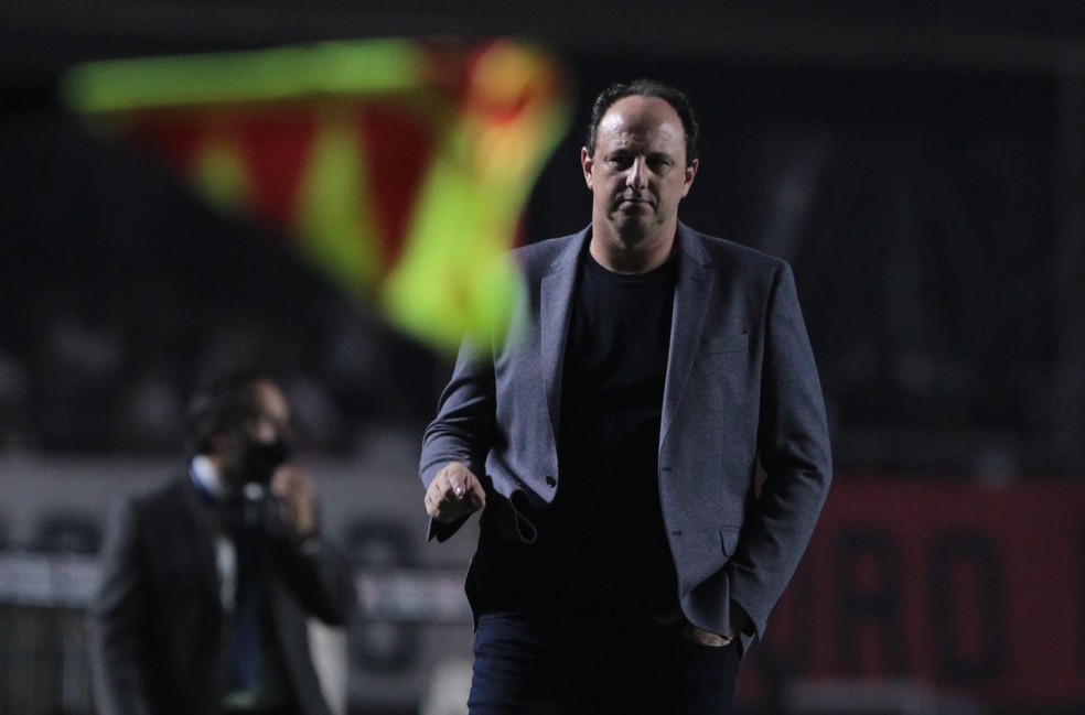 Rogério Ceni, de blazer, em São Paulo x Atlético-GO — Foto: Rubens Chiri / saopaulofc.net