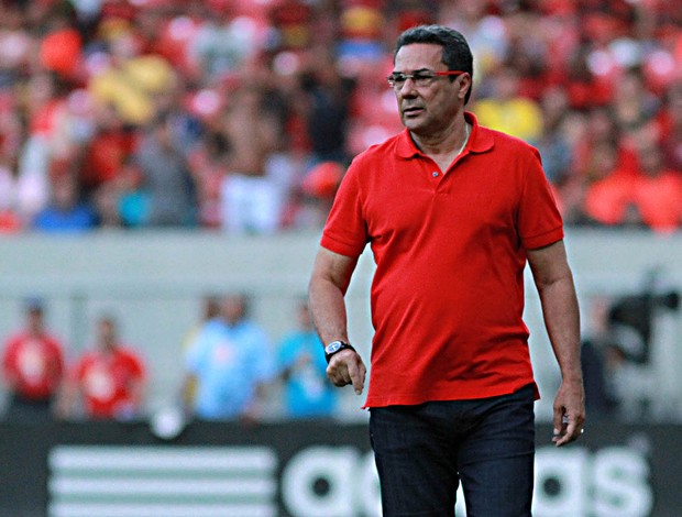 Luxemburgo faz confusão e chama Mattheus de Bebeto em coletiva