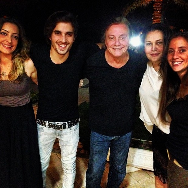 Fábio Jr. e Cristina Kartalian entre Tainá, Fiuk e Krizia (Foto: Reprodução/Instagram)