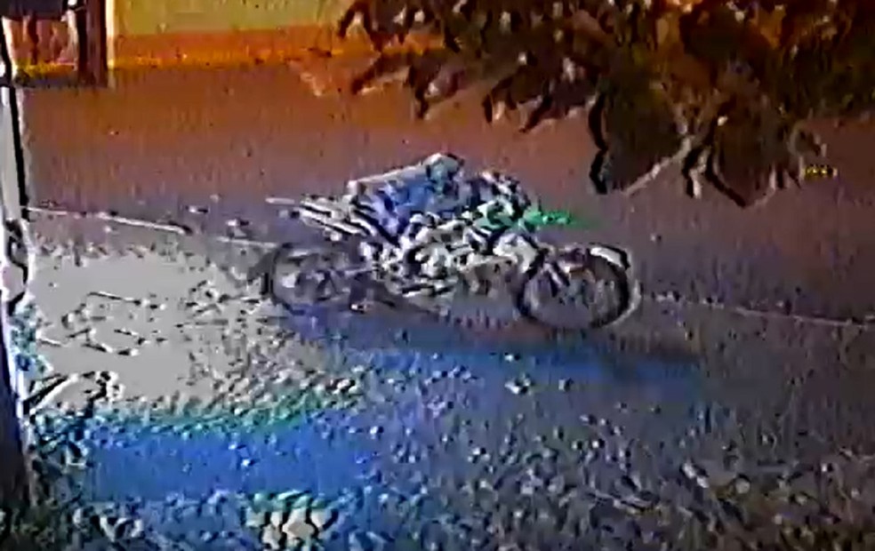 Ao menos quatro motos foram levadas durante furto em Garça (SP) — Foto: Câmeras de Segurança/Reprodução