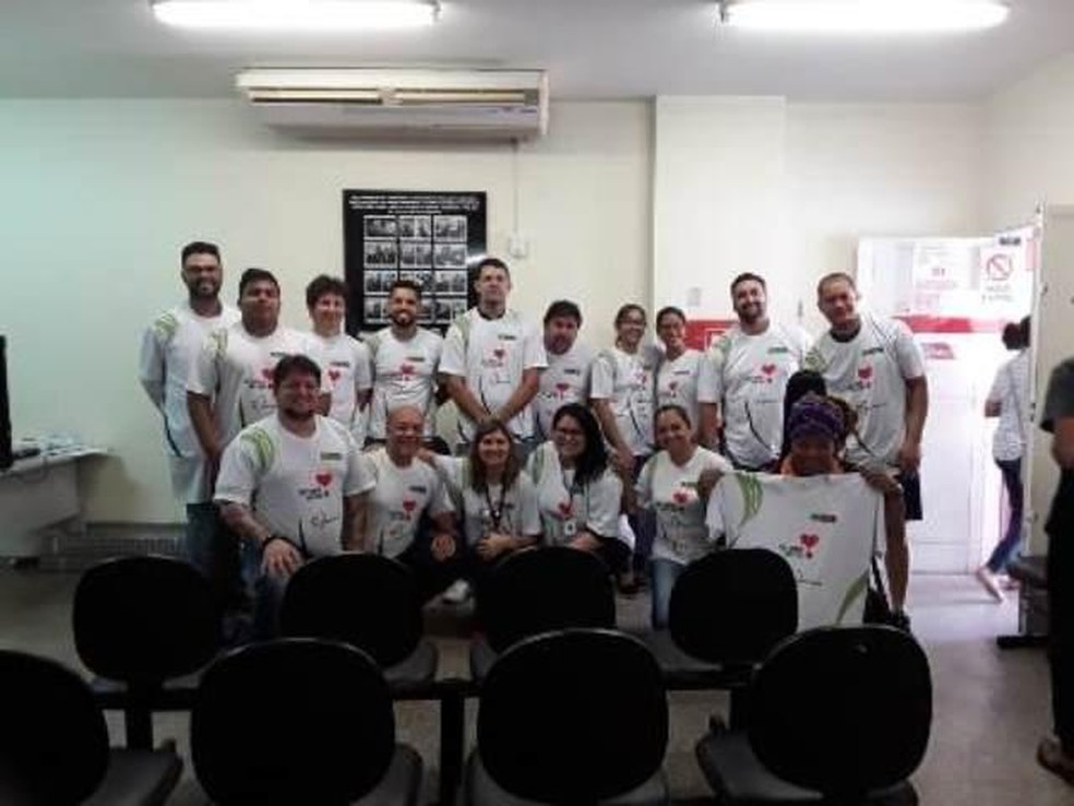 Equipe do MT Hemocentro e Marcelo — Foto: MT Hemocentro