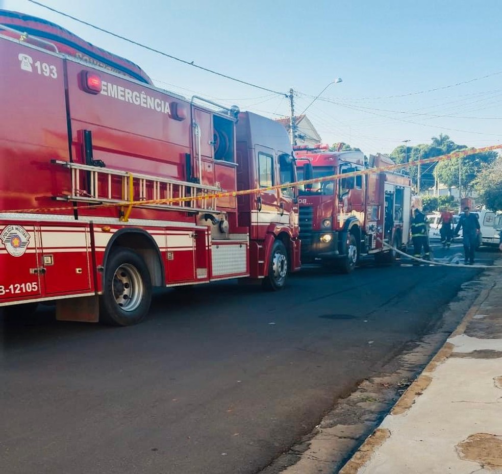 Bombeiros foram acionados para combater o incêndio na casa em Lins — Foto: J.Serafim / Divulgação 